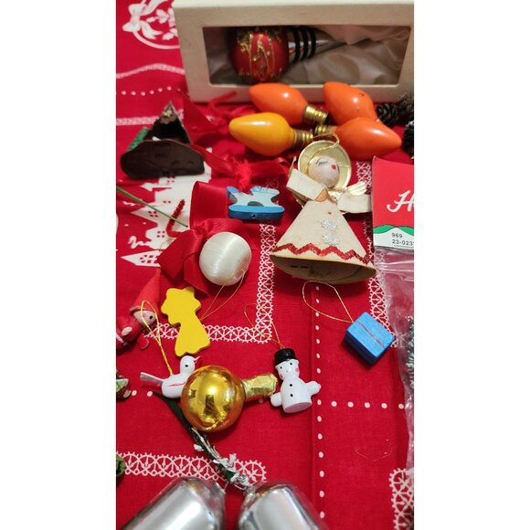 Vintage Christmas Ornament Lot Wreaths Bells Figurines Pinecones Leewards Westri - Picture 11 of 16
